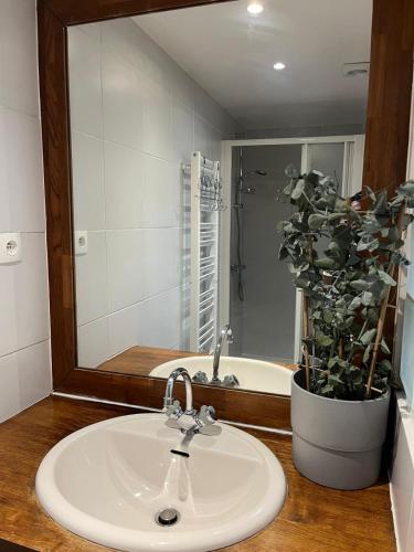 Shower, Charmant 2 pieces Calme & Confort - a 2 min de Paris & Bois de Vincennes in Bois de Vincennes