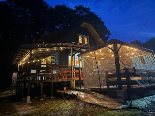 森の中の大型ログハウス最大16名可ペット同伴OkコテージLog