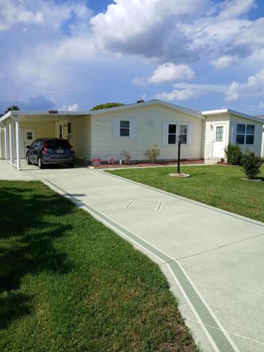 House close to everything in เลดี้ เลค (FL)