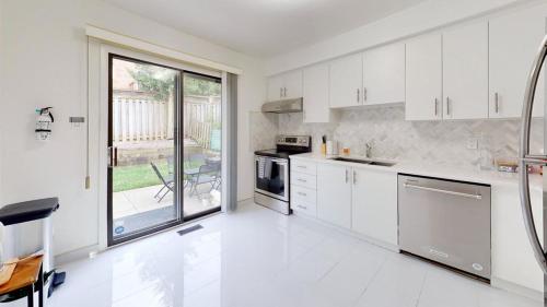 3-Bed 3-Bath Cozy Vacation House in Ajax, Greater Toronto Area, ON, Canada in อแจค