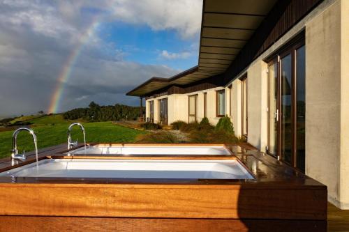 Off-Grid Luxury - Soak In The View!