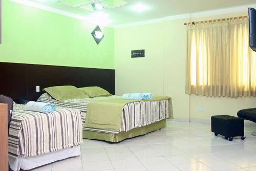 1 queen bed, 2 twin beds