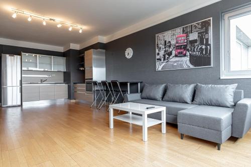 Comfort & Views over Riga Apartment near Airport and City Center, Riga (foto 4)