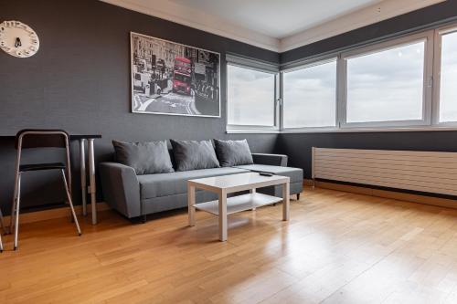 Comfort & Views over Riga Apartment near Airport and City Center, Riga (foto 5)