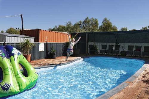 Svømmebasseng, AAOK Moondarra Caravan Park in Mount Isa