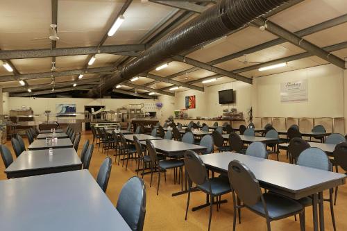Restaurant, AAOK Moondarra Caravan Park in Mount Isa