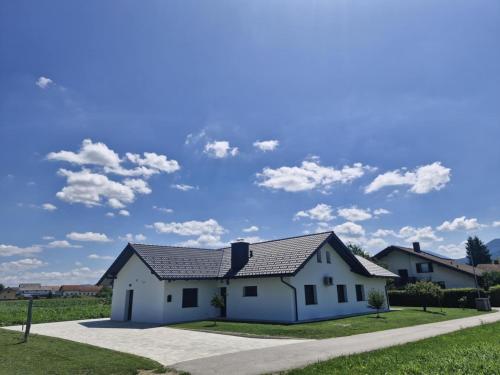 Orange house Šempeter