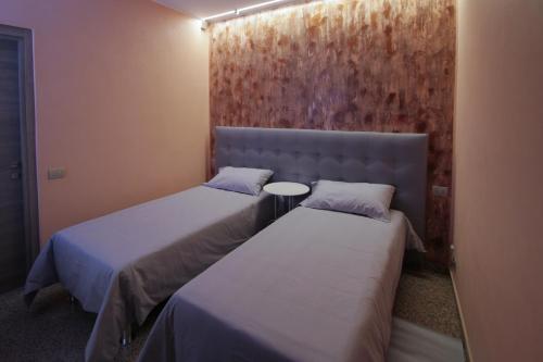 1 queen bed, 1 twin bed