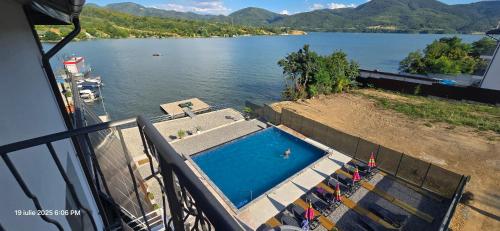 Úszómedence, Donaris in Eselnita