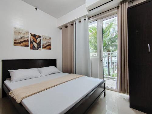 Shore 1 Residences - 2 Bedroom with Pool view Near Moa and Naia, Manila