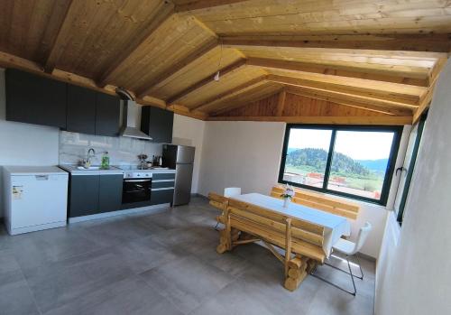 virtuve, Room 'Šima' with private bathroom and free air-conditioned summer kitchen (Room 'Sima' with private bathroom and free air-conditioned summer kitchen) in Banja
