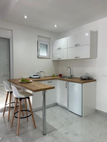 Food and beverages, Apart Hotel White Pearl in Dubrava