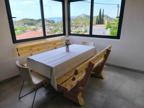 virtuve, 4star Room 'Kata' - with private bathroom and free air-conditioned summer kitchen in Banja