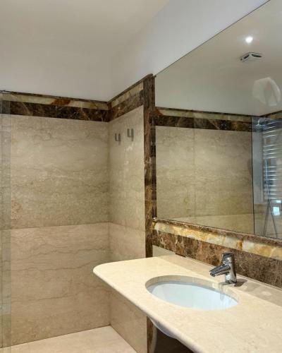 Domaine du Château Larroque (Domaine du Chateau Larroque) in Mirepoix