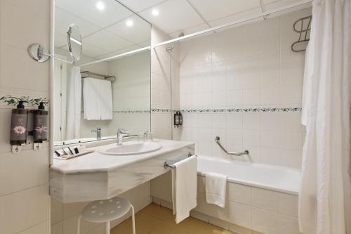 One-Bedroom Apartment (2 Adults + 1 Child) image 9