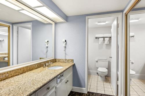 Bonanza Inn and Suites - image 13