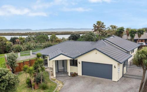 Stunning Sea View Home Very near to AKL Airport, Auckland