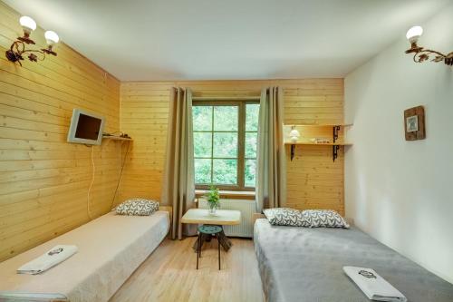 1 double bed, 1 twin bed