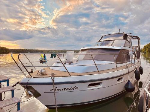 TraumZeitBoot Amavida Yacht auf dem Scharmutzelsee Bad Saarow 3.6km von Bergstraße entfernt