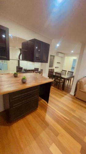 Modern 3BR home, Close to parliament , Canberra in Red Hill
