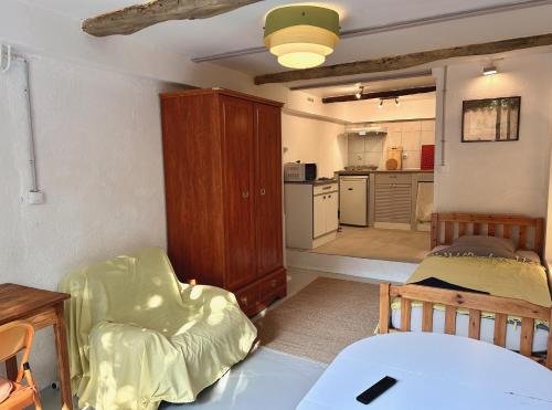 Chambre équipée dans appartement de village