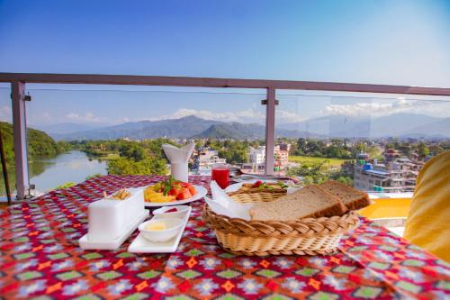 อาหารและเครื่องดื่ม, Hotel Yellow Pagoda Pokhara in แดมไซด์ ปาร์ดี