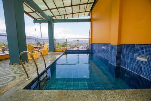 สระว่ายน้ำ, Hotel Yellow Pagoda Pokhara in แดมไซด์ ปาร์ดี