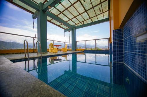 สระว่ายน้ำ, Hotel Yellow Pagoda Pokhara in แดมไซด์ ปาร์ดี