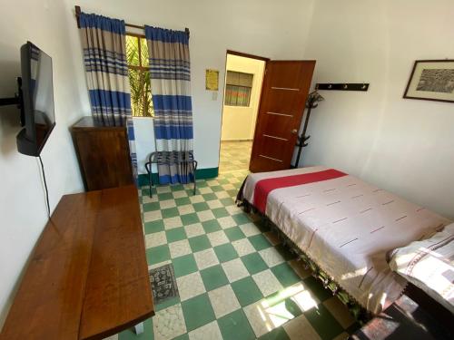 Standard Double Room with Shared Bathroom image 6