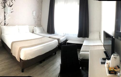 1 queen bed, 1 bunk bed