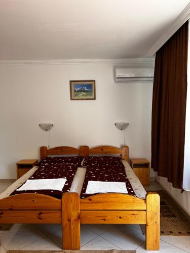 1 queen bed, 1 twin bed