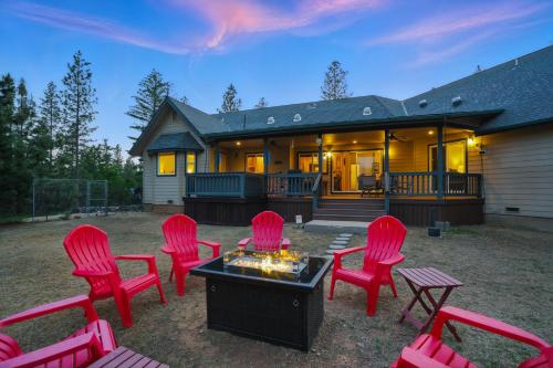 . Moonrise Lodge - A Large Vacation Home in Mariposa