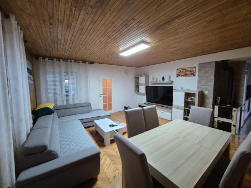 Koplietošanas atpūtas telpa ar TV, Matrix 22 - Vacation Home For Your Private Reset, Near Imotski And Makarska in Podbablje