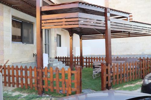 2 BRs Chalet in Helnan Resort with access to the sea and Pools, Port Said (fotografie 3)