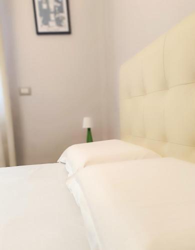 Double Room with Balcony image 7
