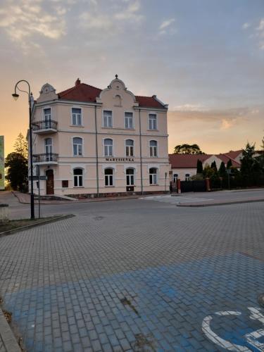 Hotel i Apartamenty Marysieńka (Hotel i Apartamenty Marysienka) in Lutry