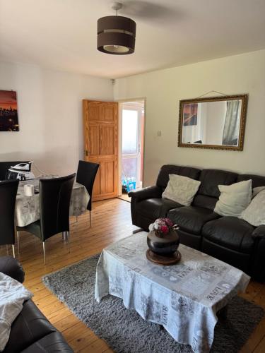 Közös társalgó / TV, Large double walking distance to NewCross Hospital in Heath Town