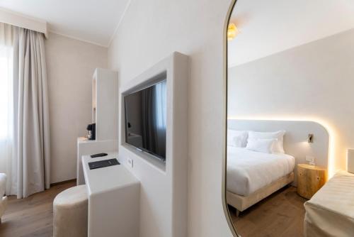 Double or Twin Room image 5