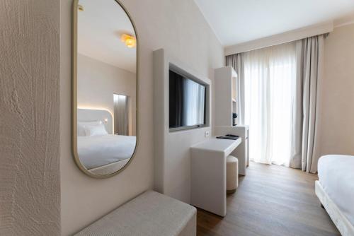 Deluxe Triple Room image 9