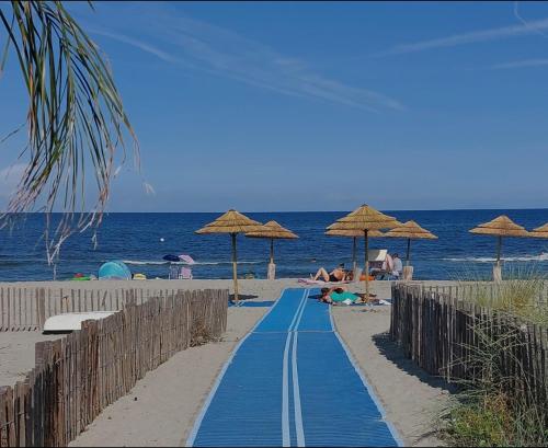 Villa-de Luxe-Salle de bain-Vue sur la campagne à 5 minutes de la mer Qui est composé de 5 chambres gîte à louer L'Arena
