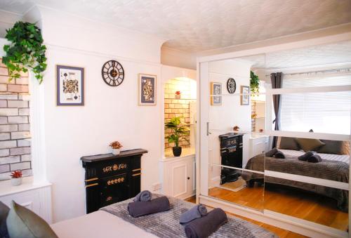 Brighton & Hove, 4 bedrooms, 5 beds, Garage in Hove