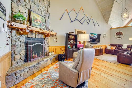 Ellijay Cabin with Hot Tub and Mountain Views in Ellijay, USA