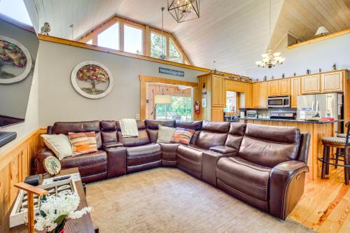 Ellijay Cabin w/ Hot Tub & Mountain Views in 東亞利晶 (GA)
