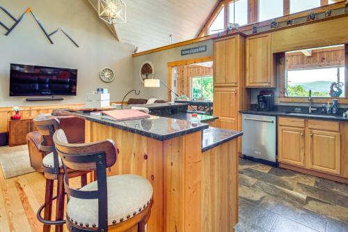 Ellijay Cabin with Hot Tub and Mountain Views in Ellijay, USA
