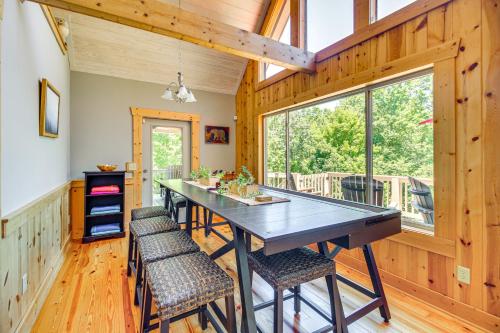 Ellijay Cabin w/ Hot Tub & Mountain Views in 東亞利晶 (GA)