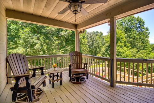 Ellijay Cabin w/ Hot Tub & Mountain Views in 東亞利晶 (GA)