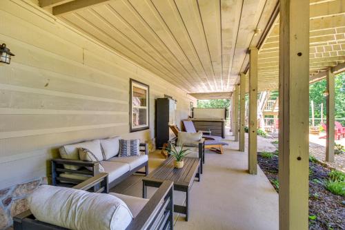 Ellijay Cabin w/ Hot Tub & Mountain Views in 東亞利晶 (GA)