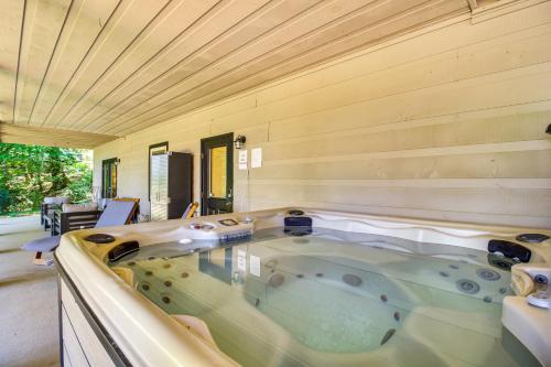 Ellijay Cabin w/ Hot Tub & Mountain Views in 東亞利晶 (GA)