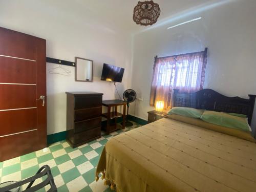 Standard Double Room with Shared Bathroom image 4