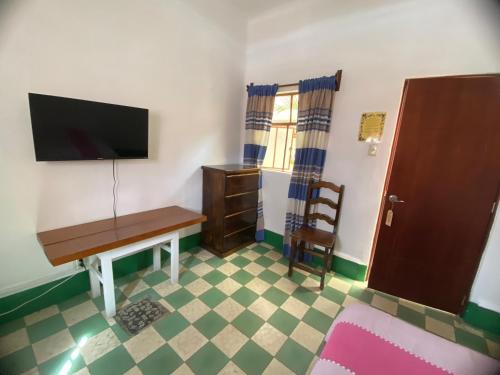 Standard Double Room with Shared Bathroom image 2